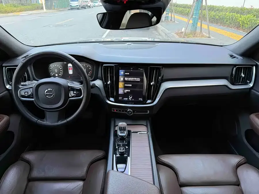 Volvo S60 2022 B4 Zhiyi Luxury Edition 2022 — миниатюра 3