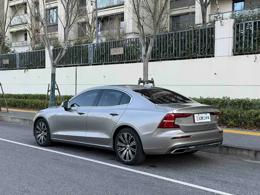 Volvo S60 2022 B4 Zhiyi Luxury Edition 2022 — миниатюра 4