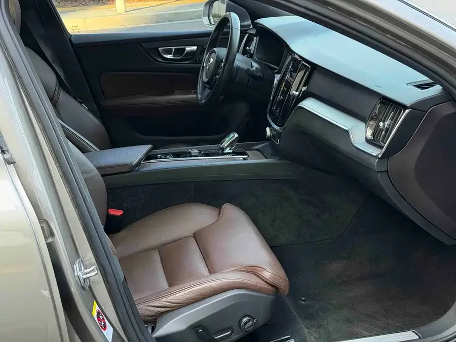 Volvo S60 2022 B4 Zhiyi Luxury Edition 2022 — миниатюра 5