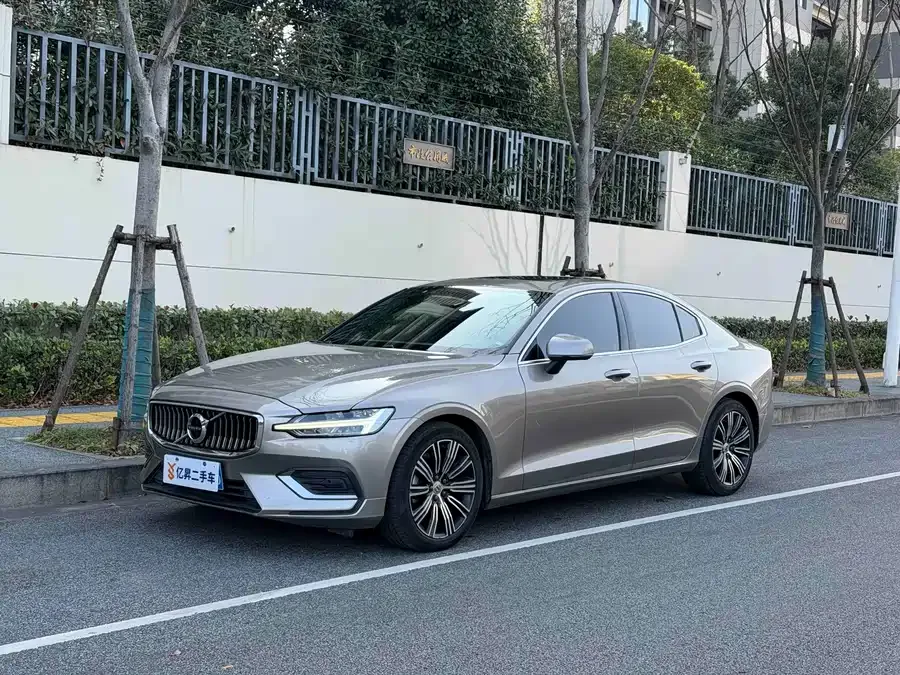 Volvo S60 2022 B4 Zhiyi Luxury Edition 2022 — фото 1, купить с доставкой в Москву