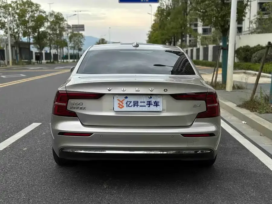 Volvo S60 2023 B4 Zhiyi Luxury Edition 2023 — миниатюра 2