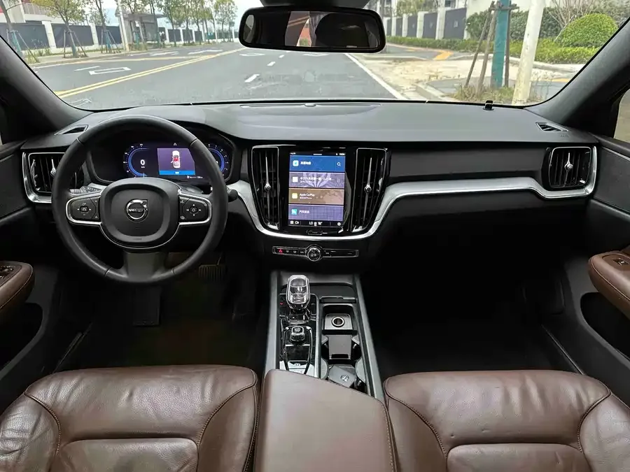 Volvo S60 2023 B4 Zhiyi Luxury Edition 2023 — миниатюра 3