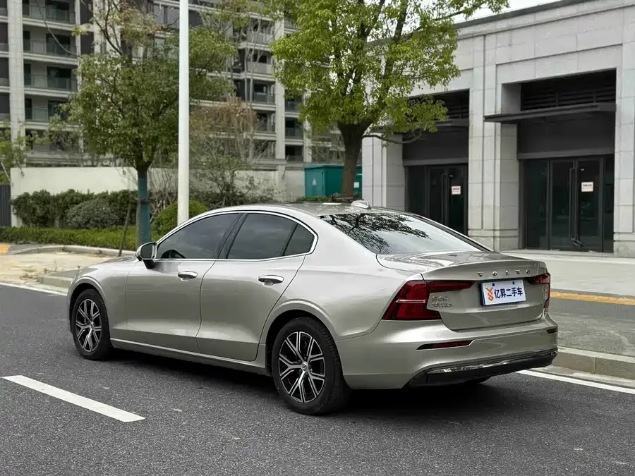 Volvo S60 2023 B4 Zhiyi Luxury Edition 2023 — миниатюра 4