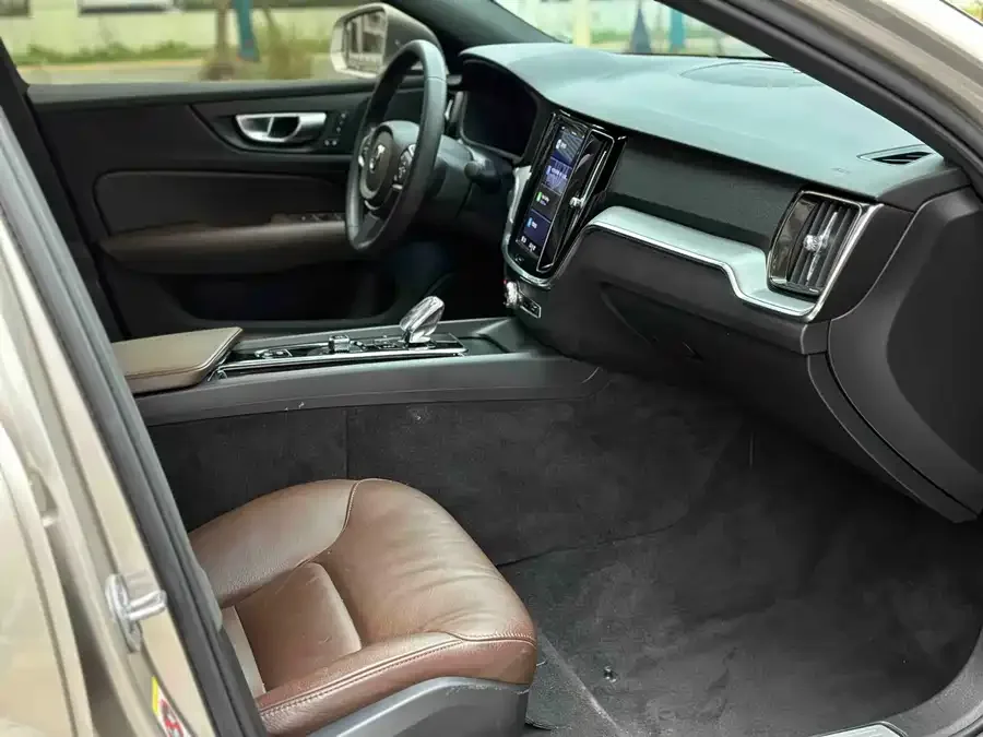 Volvo S60 2023 B4 Zhiyi Luxury Edition 2023 — миниатюра 5