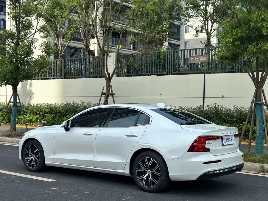 Volvo S60 2023 B4 Zhiyi Luxury Edition 2023 — миниатюра 2