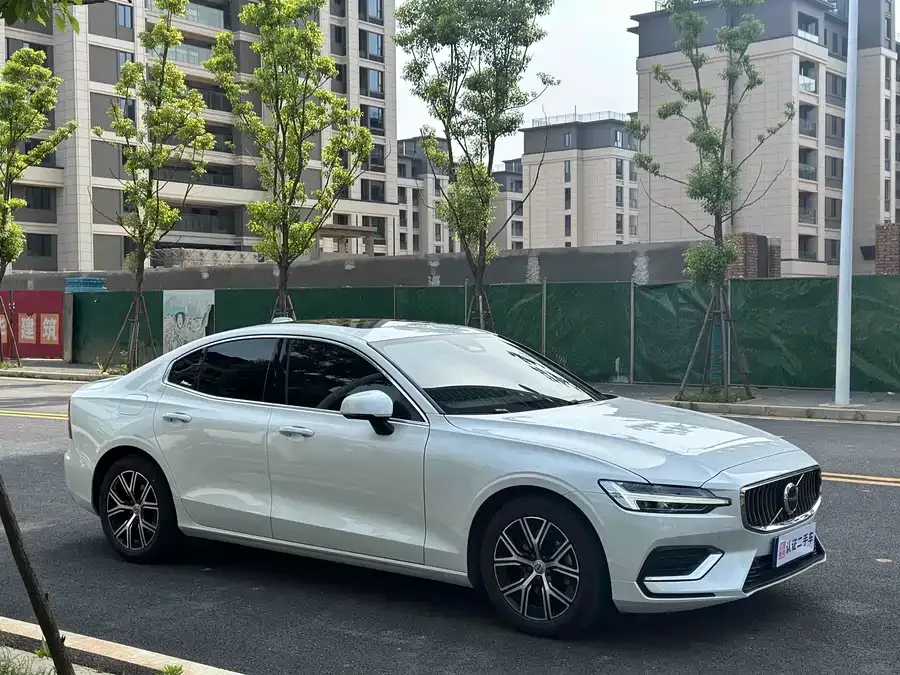 Volvo S60 2023 B4 Zhiyi Luxury Edition 2023 — миниатюра 4