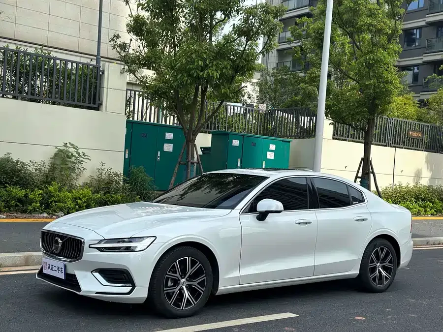 Volvo S60 2023 B4 Zhiyi Luxury Edition 2023 — фото 1, купить с доставкой в Москву