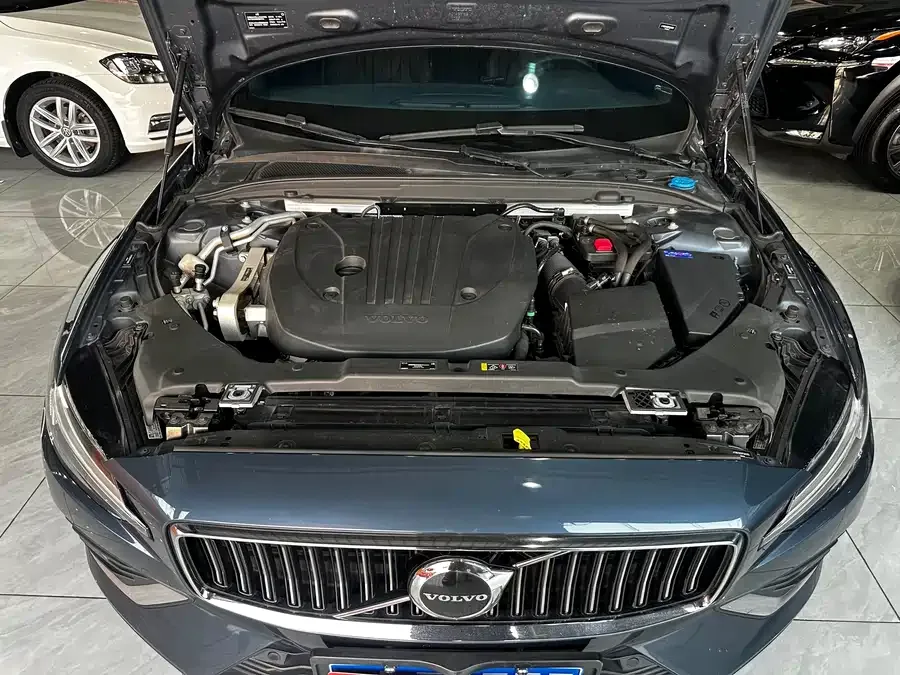 Volvo S60 2023 B4 Zhiyi Luxury Edition 2023 — миниатюра 4