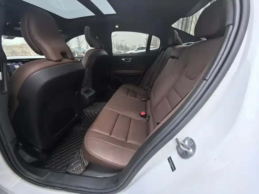 Volvo S60 2025 B4 Zhiyi Luxury Edition 2025 — миниатюра 2