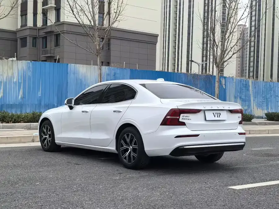 Volvo S60 2025 B4 Zhiyi Luxury Edition 2025 — миниатюра 3