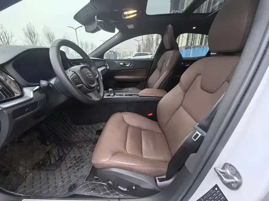 Volvo S60 2025 B4 Zhiyi Luxury Edition 2025 — миниатюра 4
