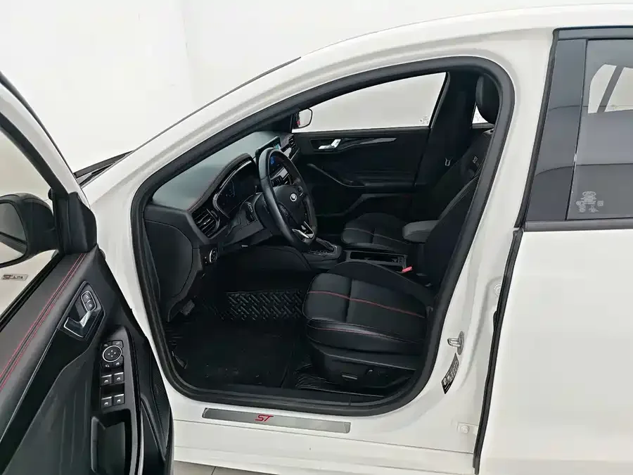 Ford Focus Focus 2022 hatchback EcoBoost 180 automatic ST Line 2022 — миниатюра 3