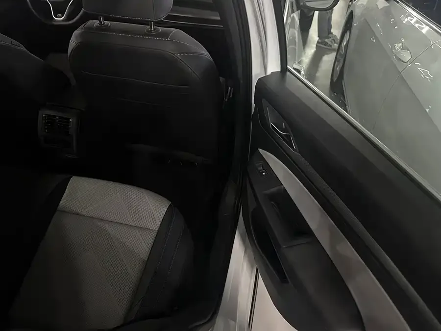 Volkswagen Golf Golf 2025 300TSI R-Line 2024 — миниатюра 3