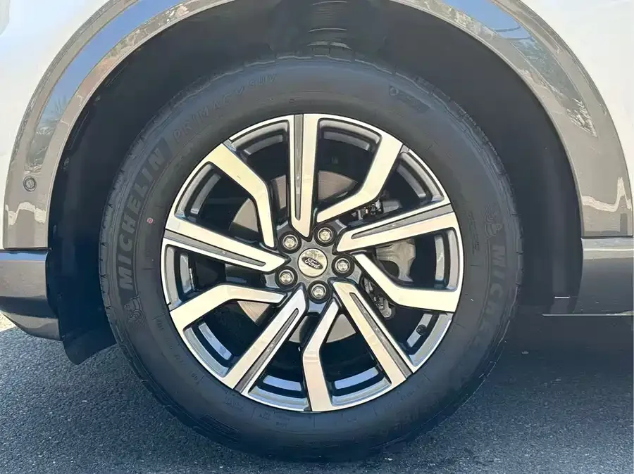 Ford Explorer Explorer 2023 EcoBoost 285 4WD Titanium Edition 6 Seaters 2023 — миниатюра 3