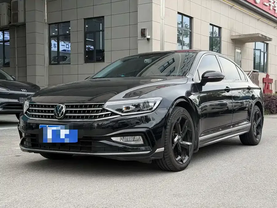 Volkswagen Magotan Magotan 2023 2 million commemorative edition 330TSI DSG luxury model 2023 — фото 1, купить с доставкой в Москву