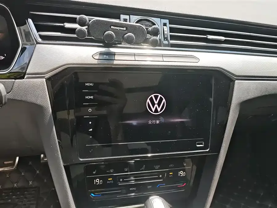 Volkswagen Magotan Magotan 2023 2 million commemorative edition 330TSI DSG leading model 2023 — миниатюра 4