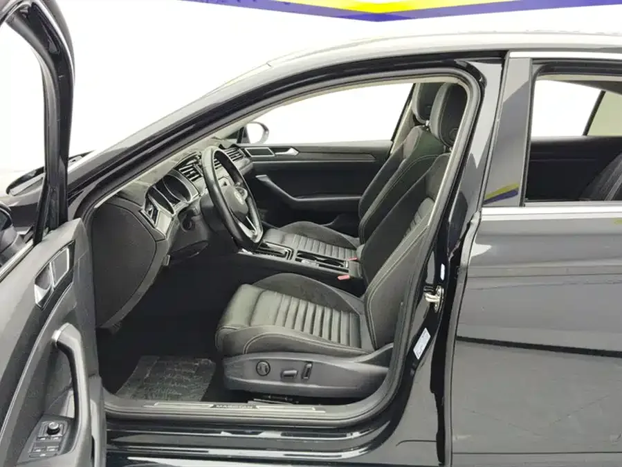 Volkswagen Magotan Magotan 2020 330TSI DSG Leading Edition 2022 — миниатюра 3