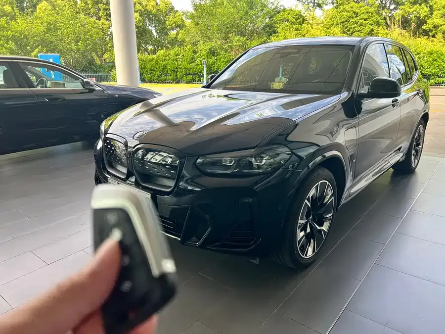 BMW iX3 2024 innovative model 2025 — миниатюра 3