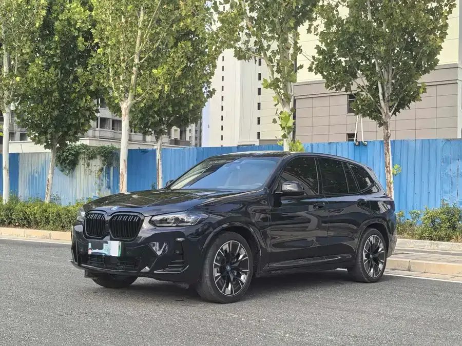 BMW iX3 2025