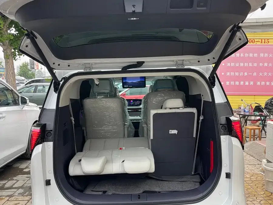 Buick GL8 2026 Luxury Edition 2025 — миниатюра 2
