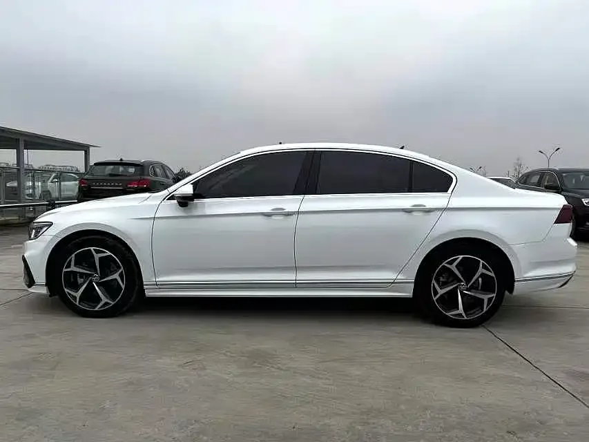 Volkswagen Magotan Magotan 2023 2 million commemorative edition 330TSI DSG leading model 2023 — миниатюра 4