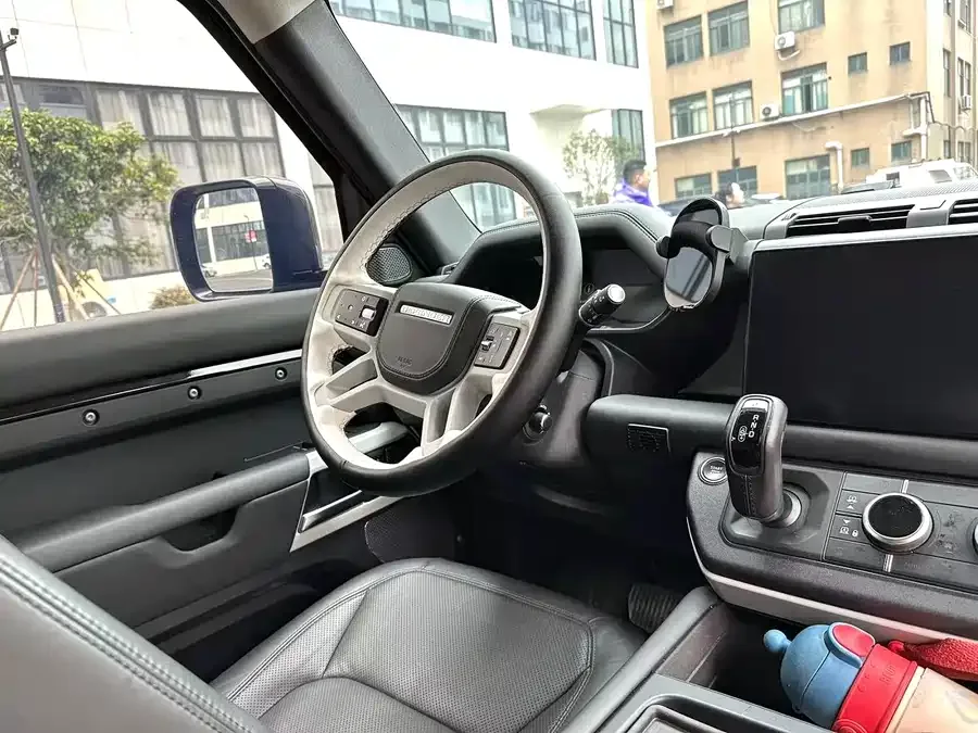 Land Rover guard Land Rover Defender 2024 90 3.0T P400 HSE 2024 — миниатюра 4