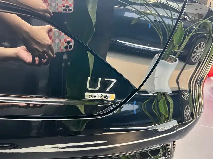 BYD U7 Looking up at the U7 2025 PHEV five-seat luxury version 2026 — миниатюра 5