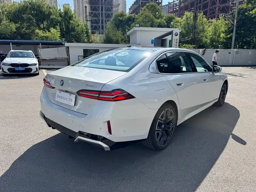 BMW 5 Series BMW 5 Series 2025 530Li Exclusive M Sport Package 2025 — миниатюра 2