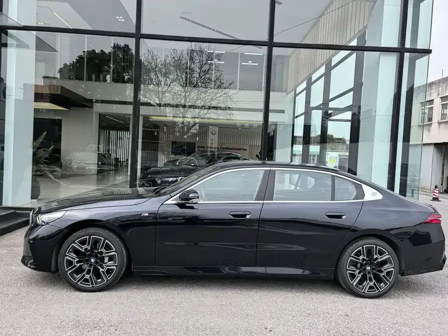 BMW 5 Series BMW 5 Series 2025 530Li Exclusive M Sport Package 2025 — миниатюра 2