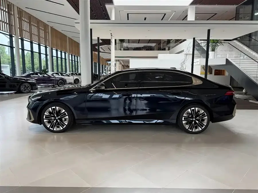 BMW 5 Series BMW 5 Series 2025 530Li Premium Luxury Package 2025 — миниатюра 4