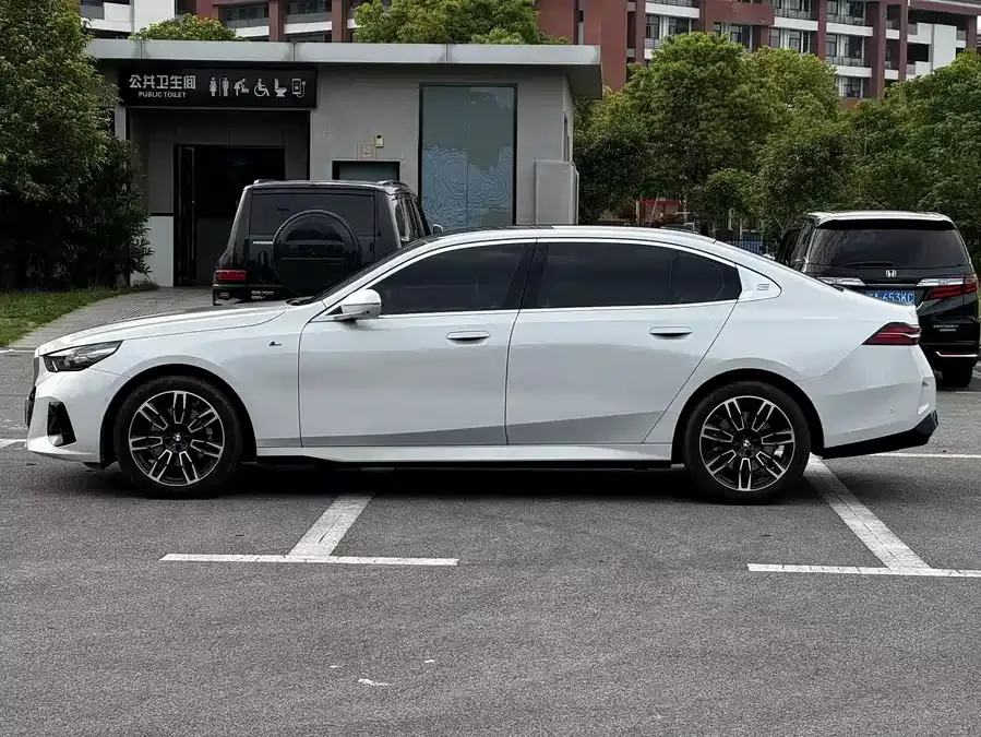 BMW 5 Series BMW 5 Series 2025 525Li M Sport Package 2025 — миниатюра 3
