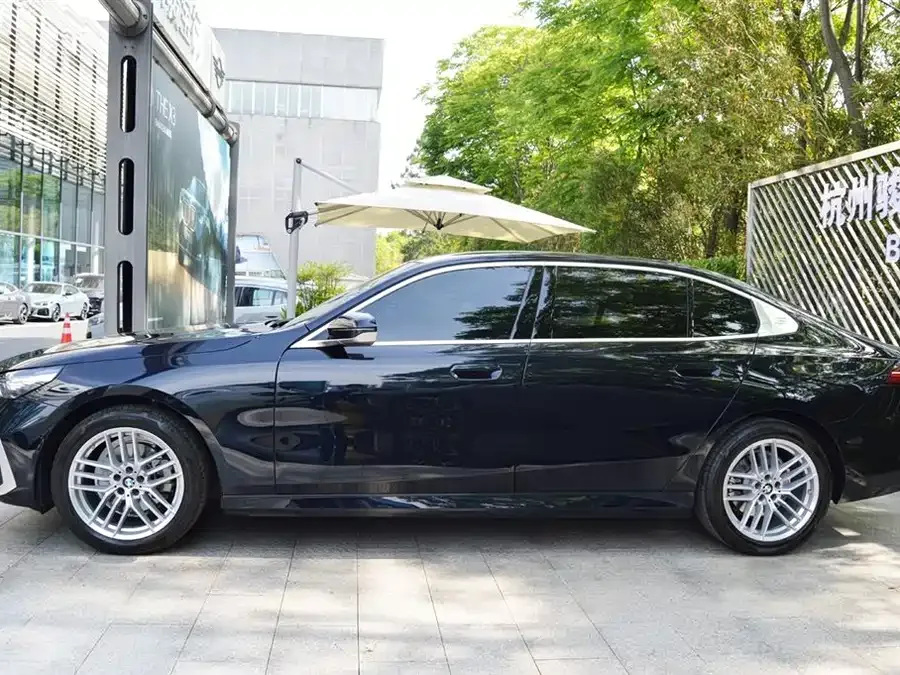 BMW 5 Series BMW 5 Series 2024 525Li Luxury Package 2025 — миниатюра 2