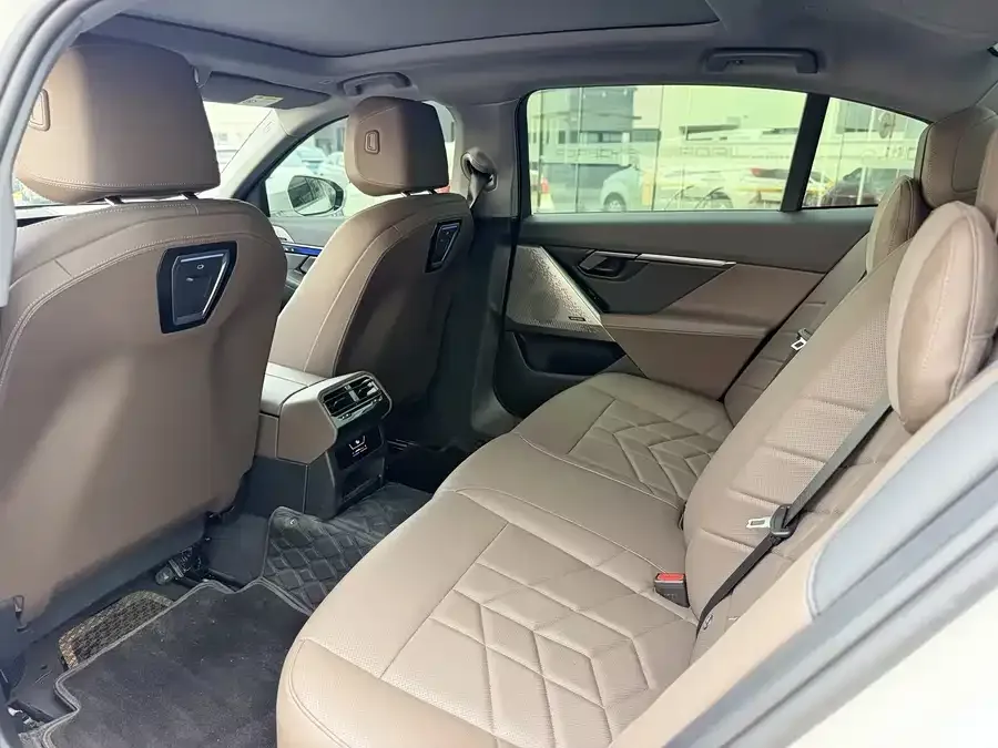 BMW 5 Series BMW 5 Series 2025 530Li Leading M Sport Package 2025 — миниатюра 3