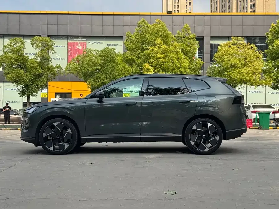 Volvo XC70 plug-in hybrid 2026 Volvo XC70 Plug-in Hybrid All-Wheel Drive Ultra 2025 — миниатюра 2