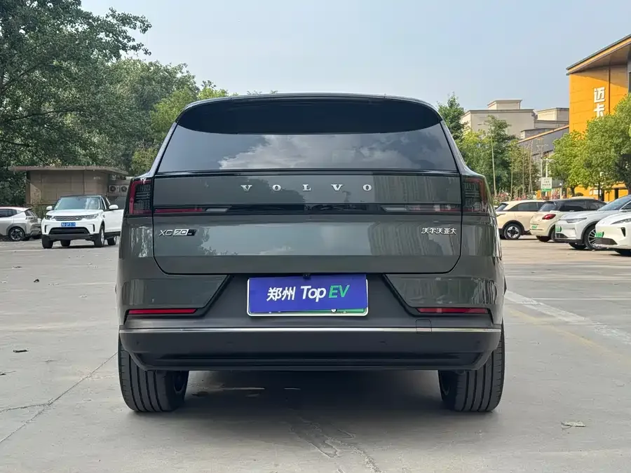 Volvo XC70 plug-in hybrid 2026 Volvo XC70 Plug-in Hybrid All-Wheel Drive Ultra 2025 — миниатюра 4