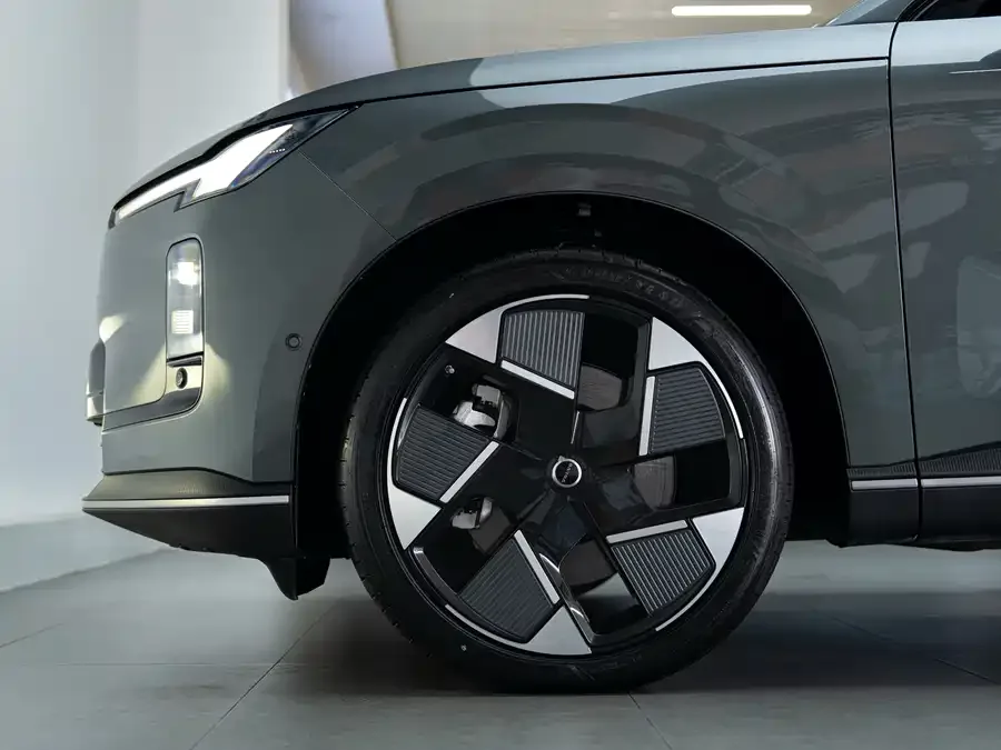 Volvo XC70 plug-in hybrid 2026 Volvo XC70 Plug-in Hybrid All-Wheel Drive Ultra 2025 — миниатюра 3