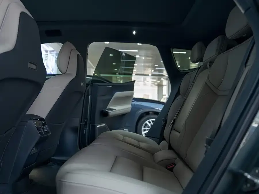Volvo XC70 plug-in hybrid 2026 Volvo XC70 Plug-in Hybrid All-Wheel Drive Ultra 2025 — миниатюра 4