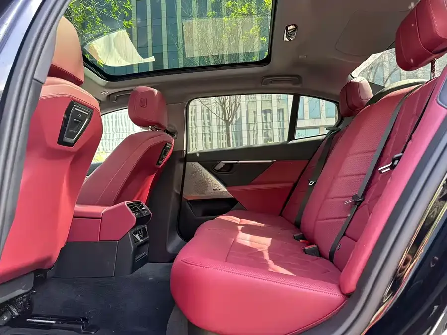 BMW 5 Series BMW 5 Series 2025 530Li Leading Luxury Package 2025 — миниатюра 3