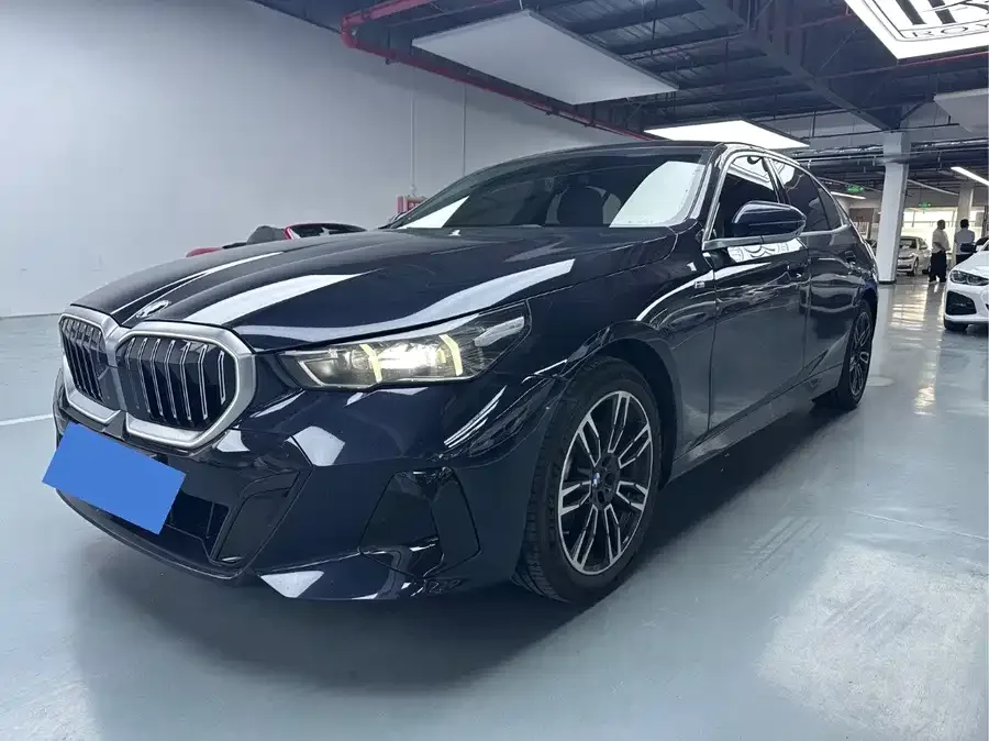 BMW 5 Series BMW 5 Series 2025 530Li Leading M Sport Package 2025 — фото 1, купить с доставкой в Москву