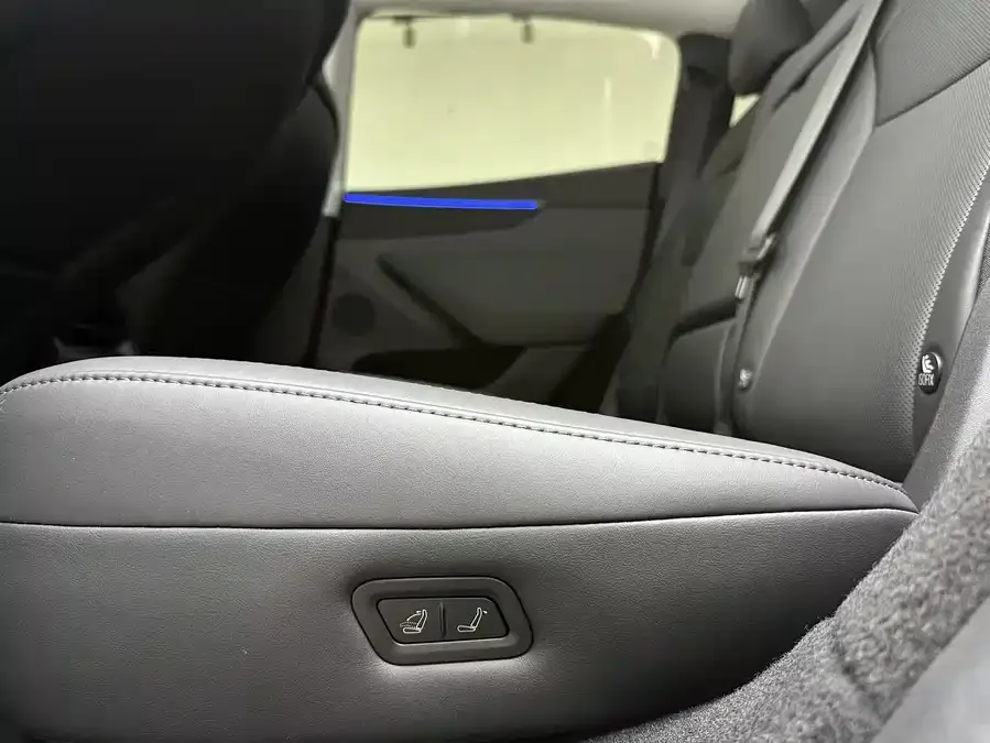 Tesla Model Y Model Y 2025 rear-wheel drive version 2025 — миниатюра 4