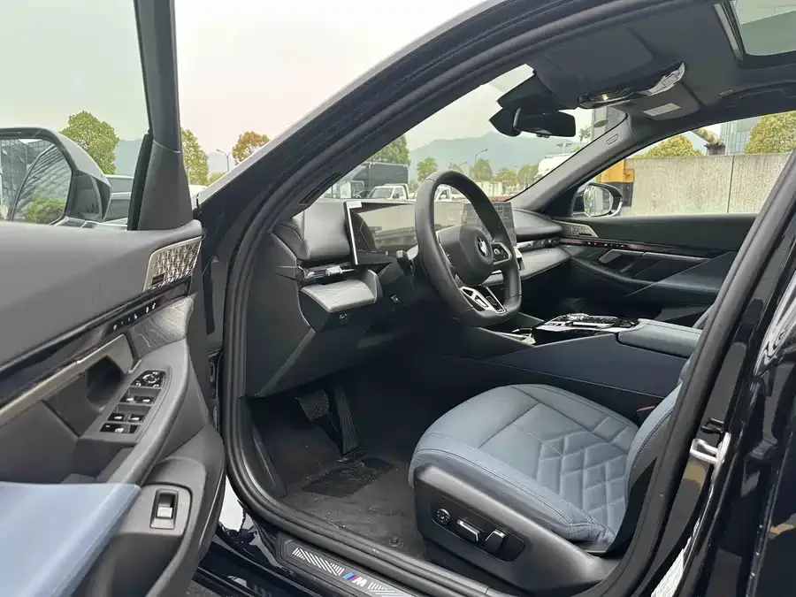 BMW 5 Series BMW 5 Series 2025 530Li Exclusive M Sport Package 2025 — миниатюра 3