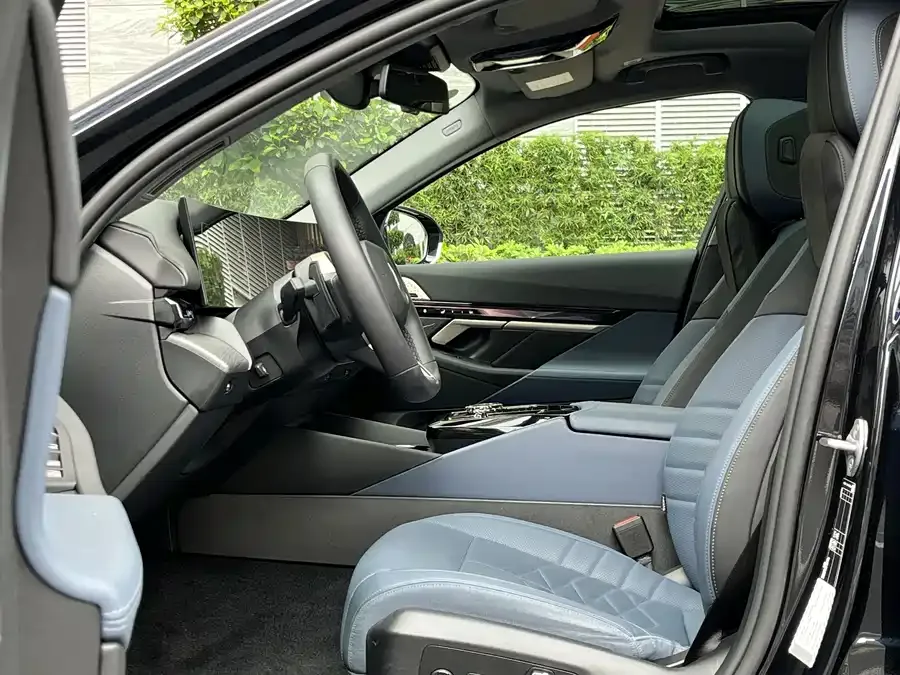 BMW 5 Series BMW 5 Series 2025 530Li Exclusive M Sport Package 2025 — миниатюра 3