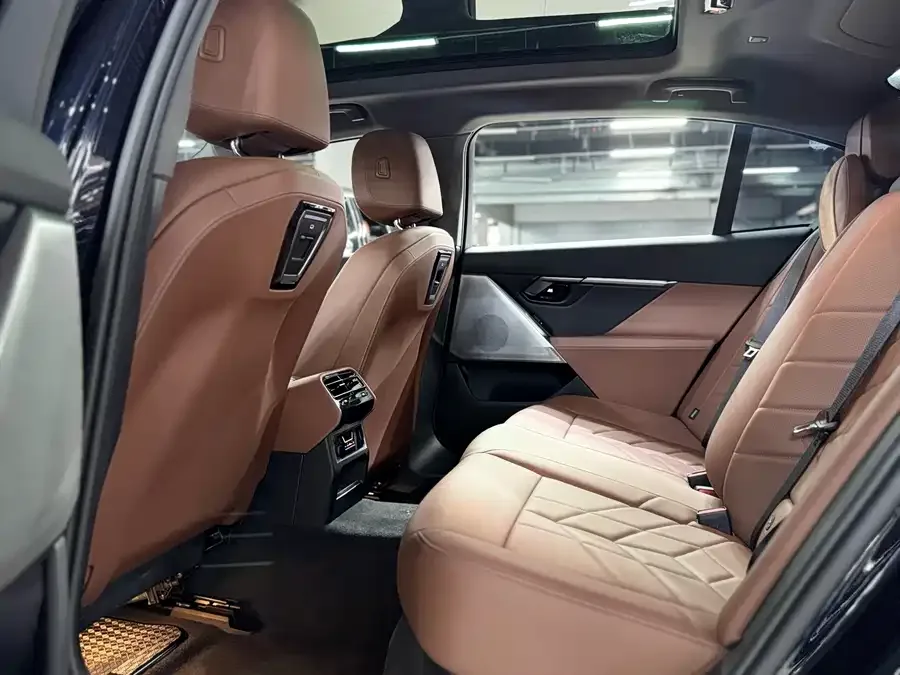 BMW 5 Series BMW 5 Series 2025 525Li Luxury Package 2025 — миниатюра 4