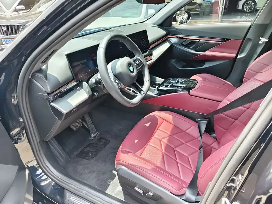 BMW 5 Series BMW 5 Series 2025 530Li Leading Luxury Package 2025 — миниатюра 2