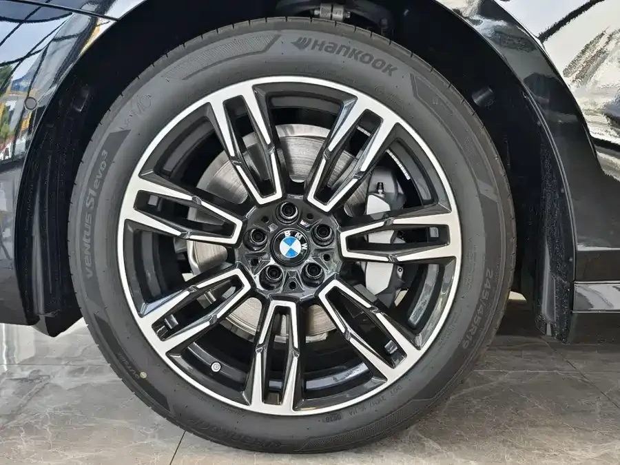BMW 5 Series 2026 BMW 5 Series 530Li Leading M Sport Package 2026 — миниатюра 4