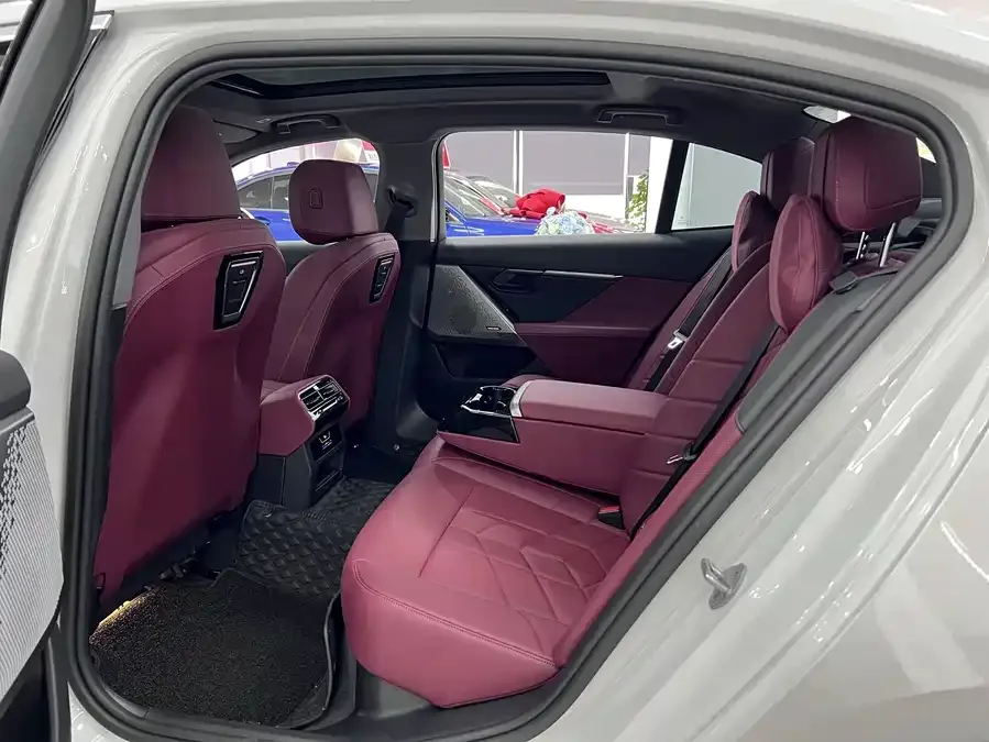 BMW 5 Series BMW 5 Series 2025 530Li Leading M Sport Package 2025 — миниатюра 3