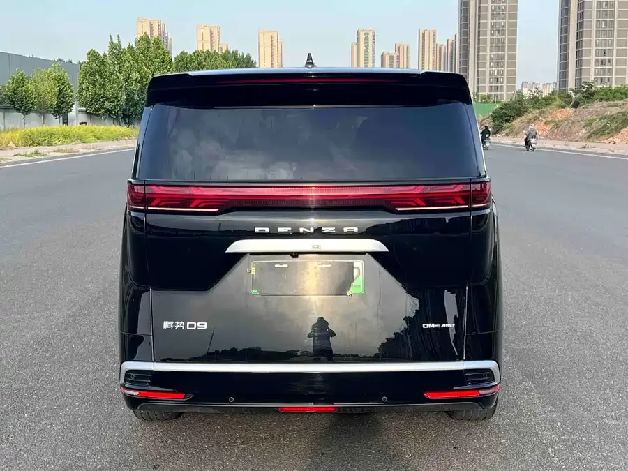 BYD D9 DENZA D9 2024 DM-i 980 4WD Premium Edition 2025 — миниатюра 5