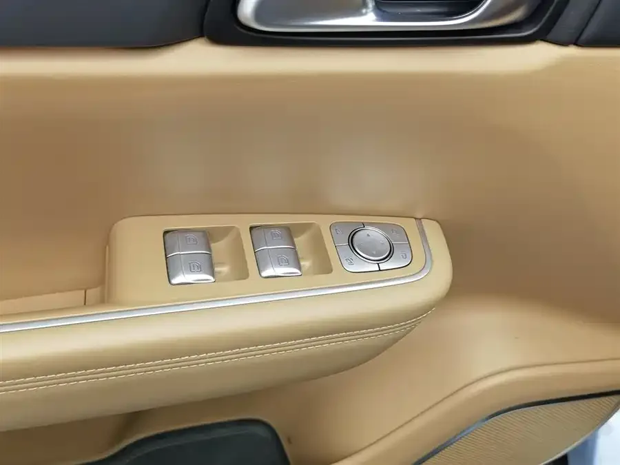 Li Xiang One Ideal ONE 2021 extended range 6-seater version 2022 — миниатюра 3