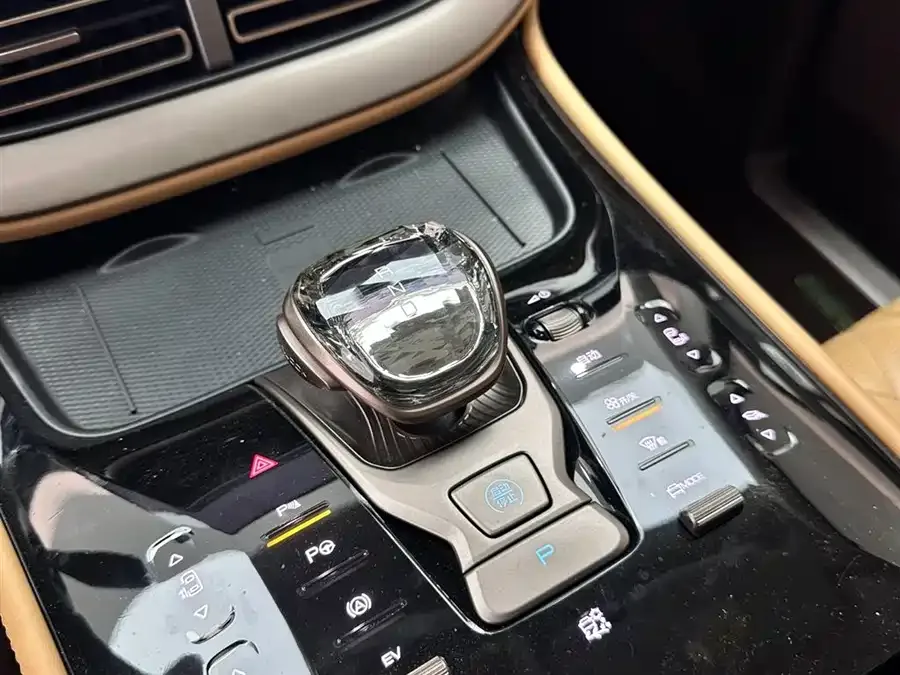 BYD D9 BYD D9 2022 DM-i 970 4WD Flagship Model 2024 — миниатюра 5