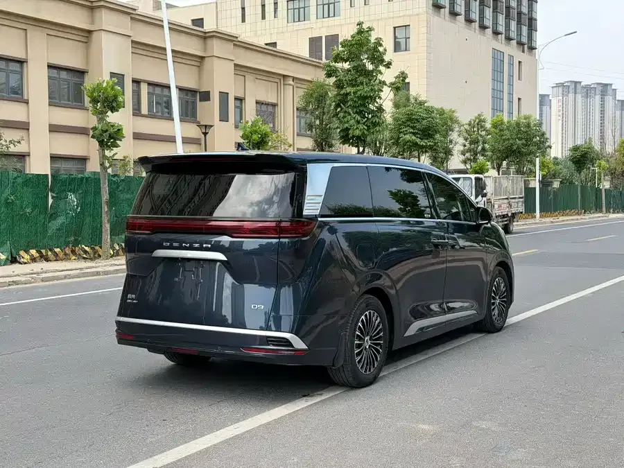 BYD D9 BYD D9 2022 DM-i 970 4WD Flagship Model 2023 — миниатюра 3